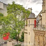 Face a l\'eglise Saint Merri Elegance et calme