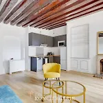 Face a l\'eglise Saint Merri Elegance et calme